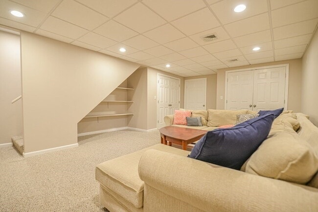 Building Photo - Spacious 3BR End-Unit Townhome with Finished Basement & Tandem Parking