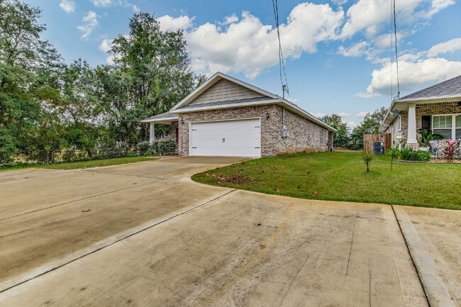 Building Photo - This beautifully maintained 3-bedroom, 2-bathroom residence offers the perfect blend of comfort, ...