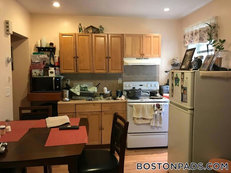 Building Photo - 144 Chelsea St