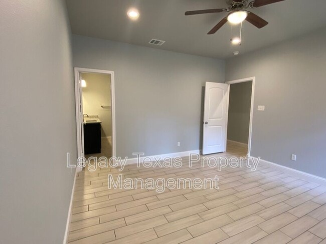 Building Photo - 301 E Willingham St