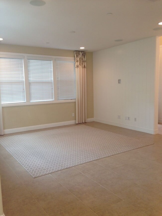 Building Photo - Gorgeous Model Spacious Folsom Unit!