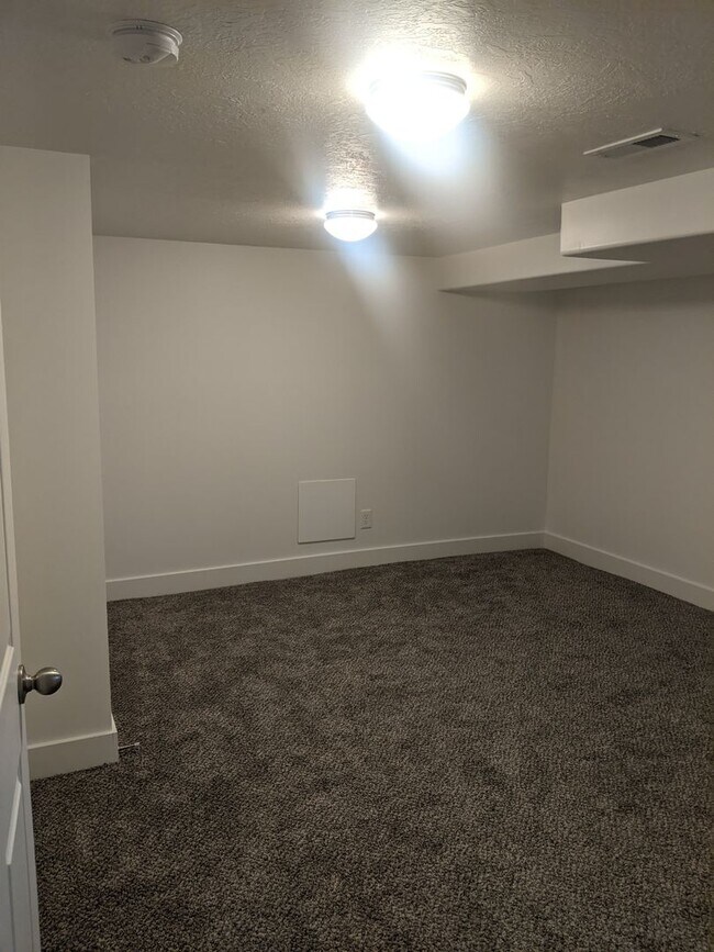 Building Photo - 2 Weeks Rent Free – Spacious 3 Bed / 2 Bath Ogden Home with Finished Basement