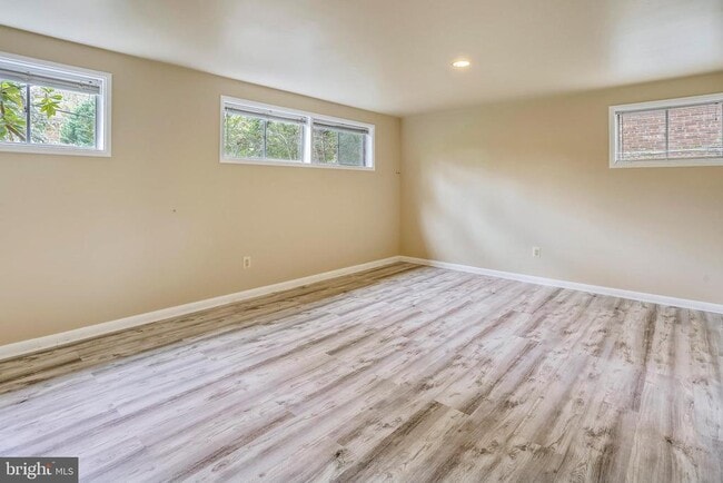 Building Photo - 6048 Rossmore Dr
