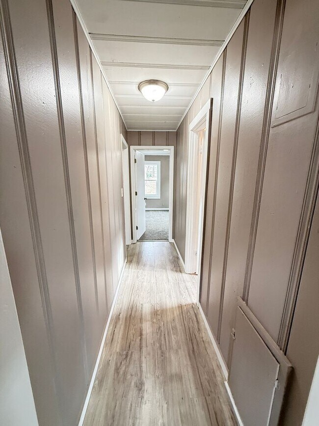 Building Photo - 3 bedroom/1 bath house