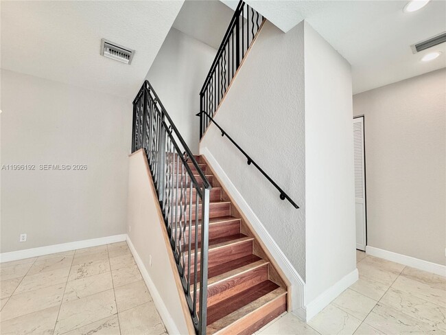 Building Photo - 504 SW 4th Ave