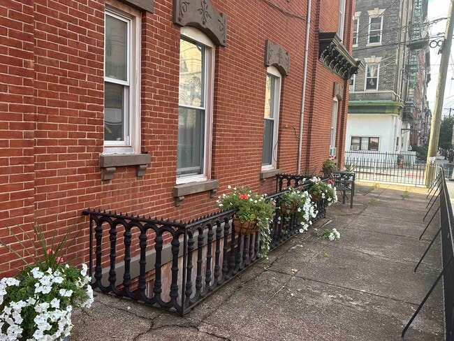 Building Photo - 216 10th St