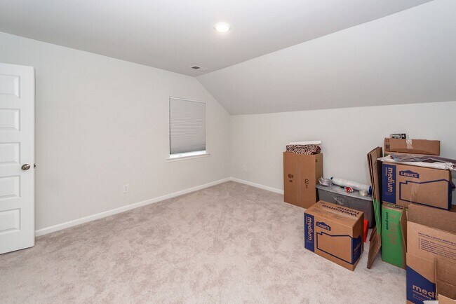 Building Photo - 6 Bedroom 4.5 Bath in Limehouse Village - Summerville
