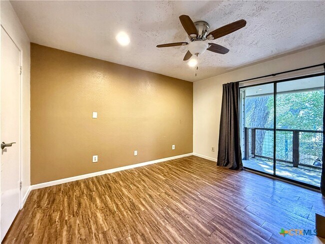 Building Photo - 421 W San Antonio St