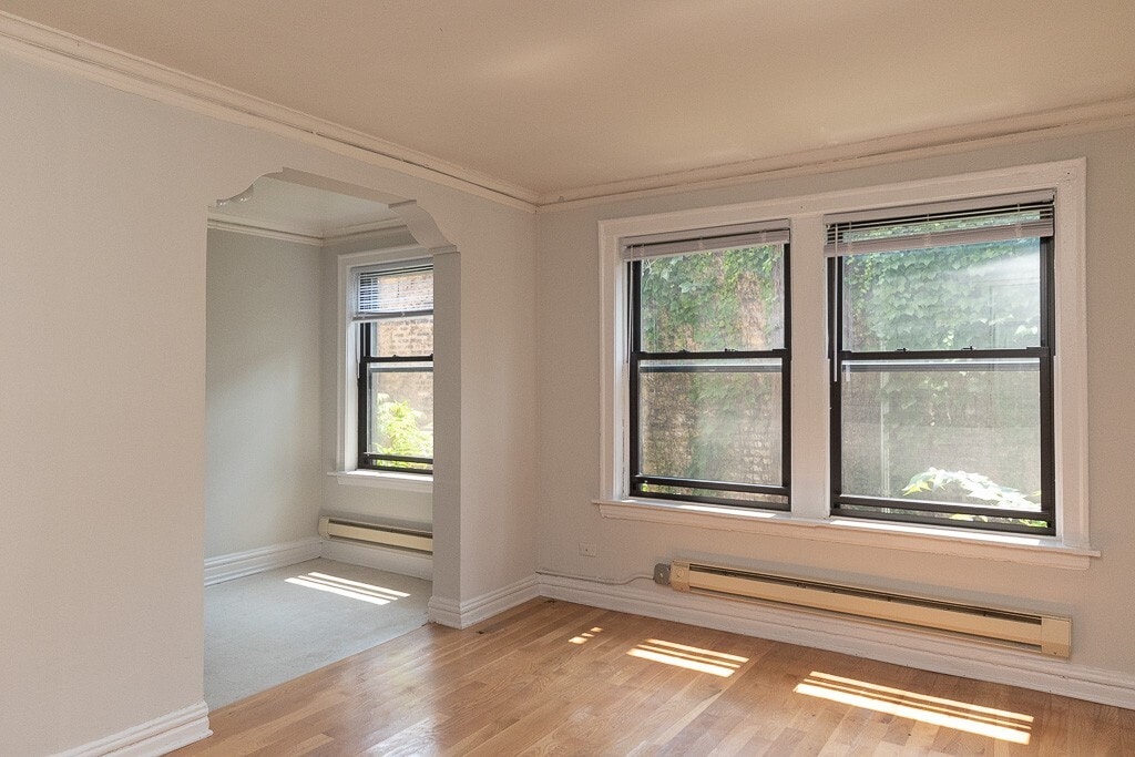 Building Photo - 430 W Roscoe St