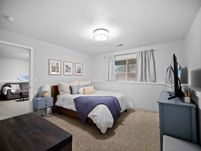 Building Photo - Bright & Comfortable 3 Bedroom Home (Furnished)