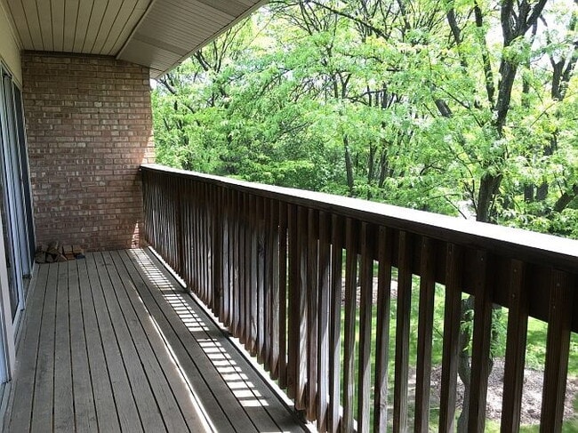 Building Photo - "Charming 2-Bedroom Retreat in Lisle with Spacious Living – 850 Sq Ft of Comfort!"
