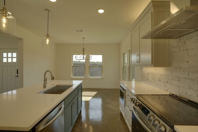 Building Photo - 300 Red Bird Dr