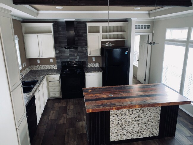 Building Photo - 18683 Tree Top Ln