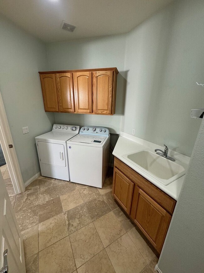 Building Photo - spacious 2 bedroom 2 bath home with office in Del Webb