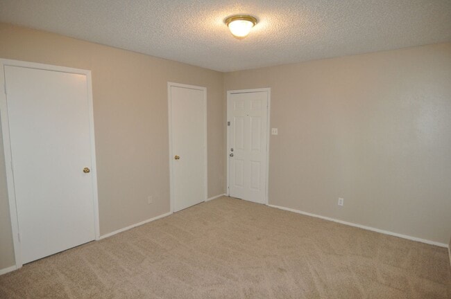 Building Photo - Cozy and clean 2-1 in Arlington!