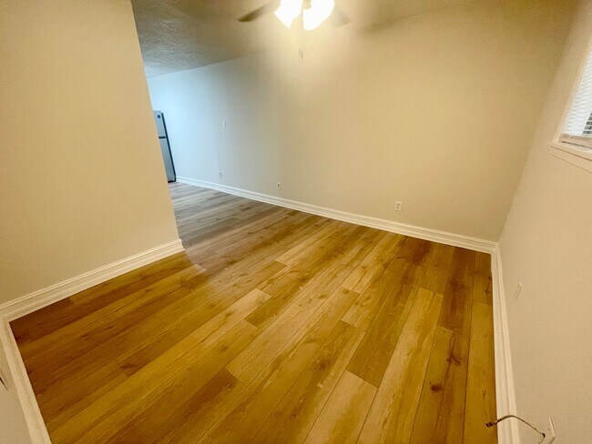 Building Photo - 2 Bed, 1 Bath Available in Brandon!