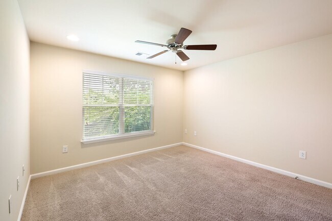 Building Photo - 3 Bedroom Flat Available at the Woodlands - REDUCED DEPOSIT