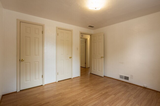 Building Photo - Centrally Located 3 Bedroom 1 Bathroom In ...