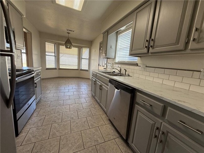 Building Photo - 350 E Margaret Pl