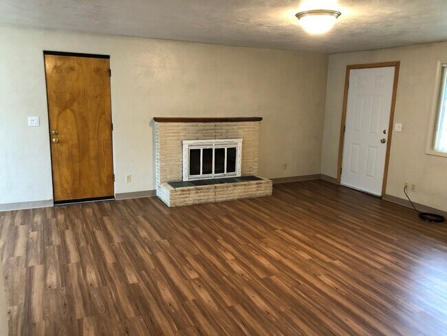 Building Photo - Updated 3 bedroom 1 bath house in Springfi...