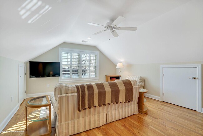 Building Photo - 330 Villa Park Wy