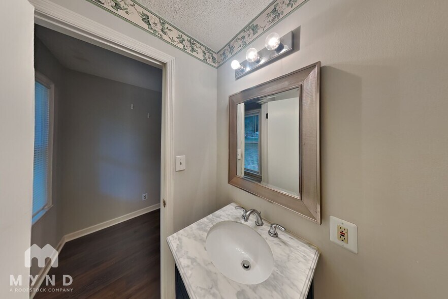 Building Photo - 2559 Park Dr