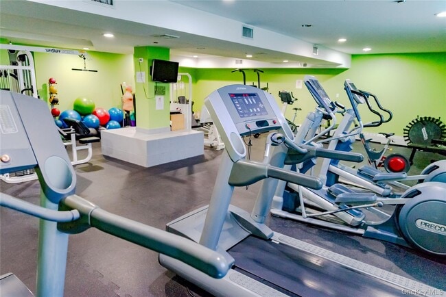 Building Photo - 25 W Broadway