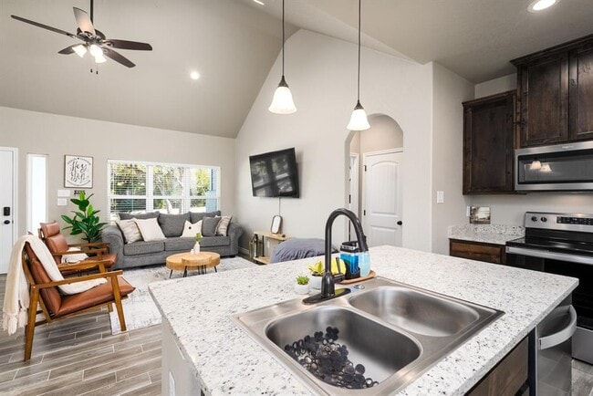 Building Photo - 117 Lightning Bolt