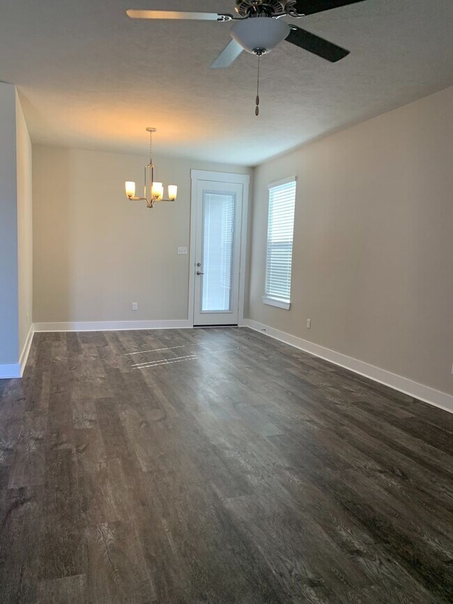 Building Photo - Like New  - 3 Bedroom Townhome in Barron C...