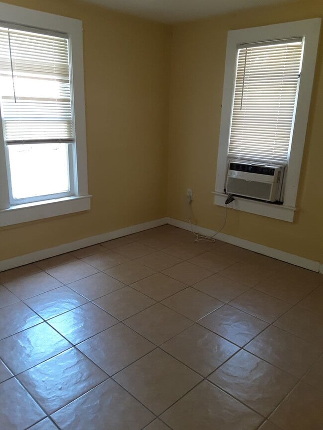 Building Photo - Just leased-Annual unfurnished 2/1 SFH wit...