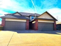 Building Photo - 4 Bed 2 Bath 2 Car Garage Executive Duplex in the Oxford Park Addition