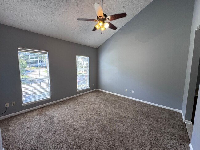 Building Photo - 2 bedroom/2.5 bath in Brentwood (Nipper's Corner)