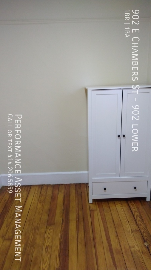 Building Photo - Charming 1BD+DEN/1BA Riverwest Lower