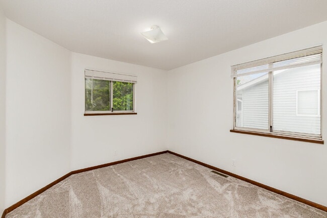 Building Photo - 2- Bedroom Duplex- Only $1100/Month!