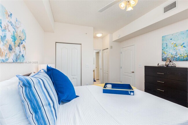 Building Photo - 6001 SW 70th St