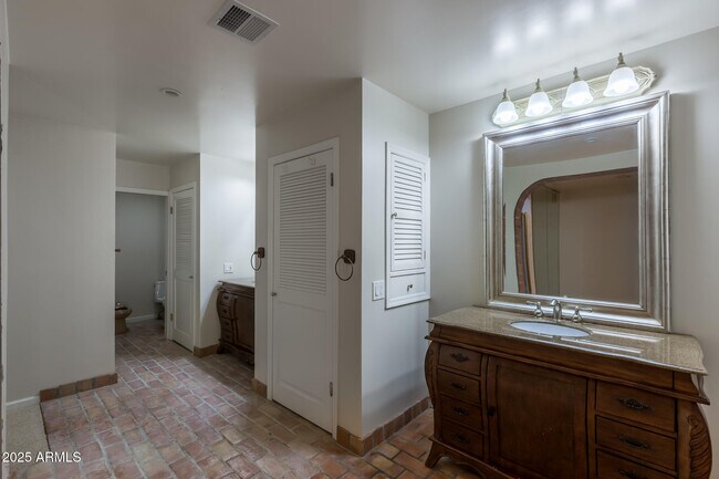 Building Photo - 49 Biltmore Estates Dr