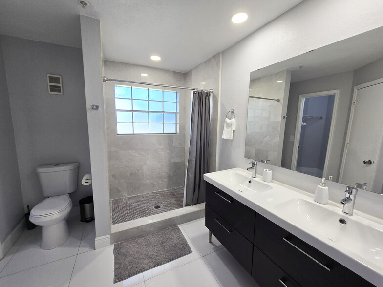 Bathroom - 7340 Westpointe Blvd