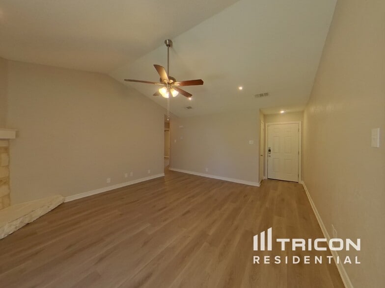 Building Photo - 8620 Santa Clara Dr