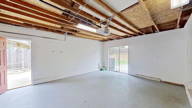 Building Photo - Spacious 4 Bedroom/2 Bathroom home plus Of...