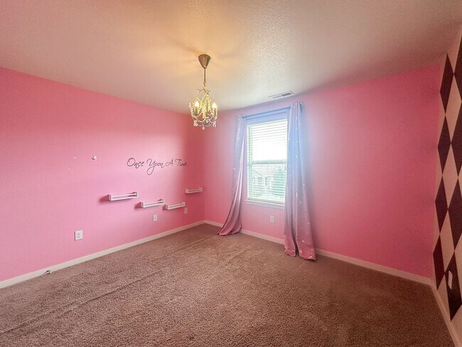 Building Photo - This 4bd home is waiting for you!