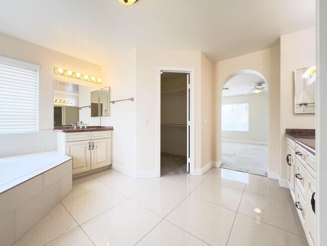Building Photo - Great location house in Green Valley