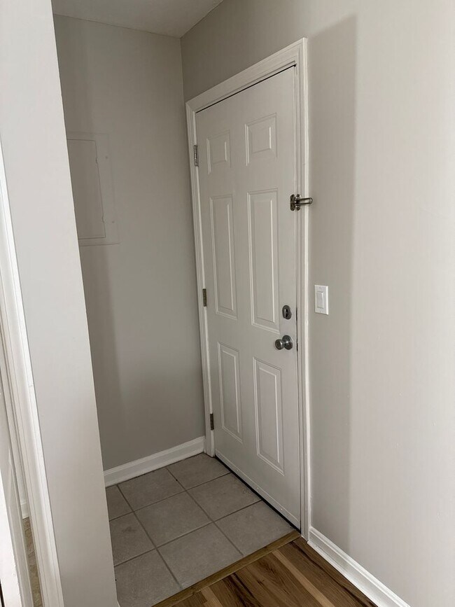 Building Photo - Nice duplex in a convenient location