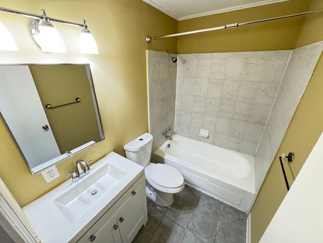 Building Photo - Spacious 3 Bed 2.5 Bath Townhome In Beautiful Sudley