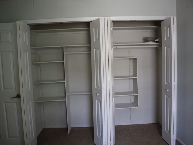 Building Photo - Cute 3 bedroom 2 bath 1 Car Garage  $1`650.00 Call Carole Arcaro 386-216-4900 Deltona Lakes Realty