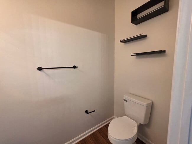 Building Photo - 2 Bedroom/2.5 Bathroom Townhome in First W...