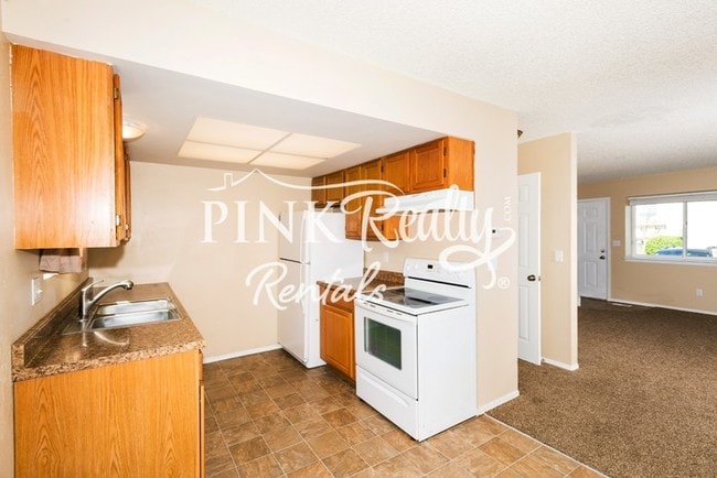 Building Photo - Great 2-Story Townhome in Soaring Eagle