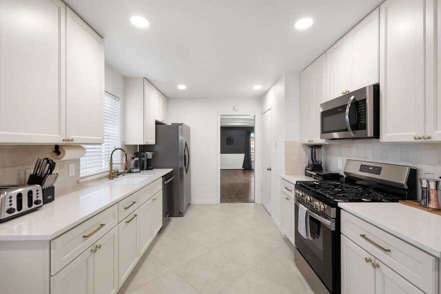 Building Photo - 1308 Glen Cove Dr