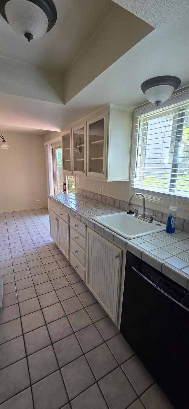 Building Photo - Stockton 2 Bedroom 1 Bathroom Condo