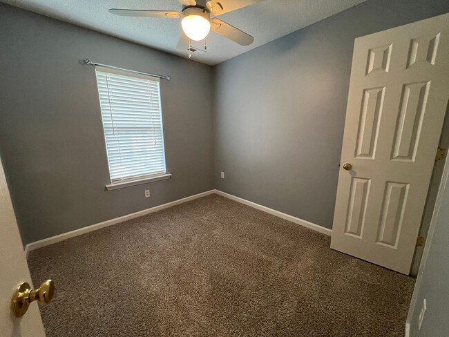 Building Photo - Renovated 3 Bed | 2.5 Bath Townhouse in No...