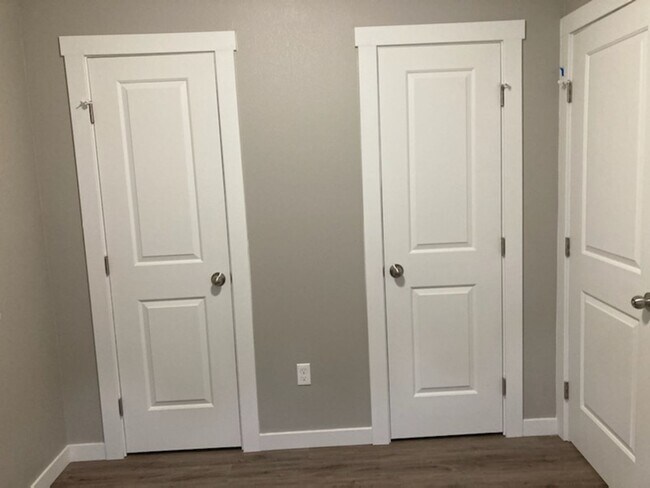Building Photo - 3-bedroom 2.5 bath duplex